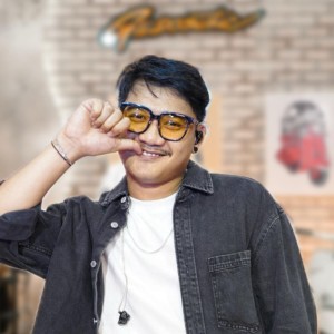Listen to Ngopi Maszeh (Explicit) song with lyrics from Gilga Sahid