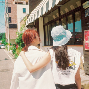 Dengarkan lagu 괜찮은척 nyanyian 현아 dengan lirik