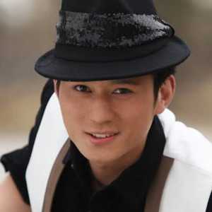 Dengarkan Nan Ren Xiao Xin Juan Tao lagu dari 轲然 dengan lirik