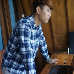 Dengarkan lagu Senyawa nyanyian Maxy dengan lirik
