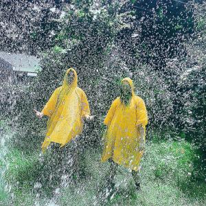 收聽wav.runnrs的Love When it Rains (Explicit)歌詞歌曲
