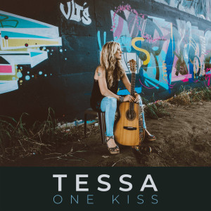 Dengarkan Love Came lagu dari Tessa dengan lirik