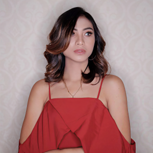 Dengarkan Sedih lagu dari Tika Pagraky dengan lirik