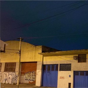 ดาวน์โหลดและฟังเพลง Bajo un Cielo Negro พร้อมเนื้อเพลงจาก Esas Noches Derrotadas