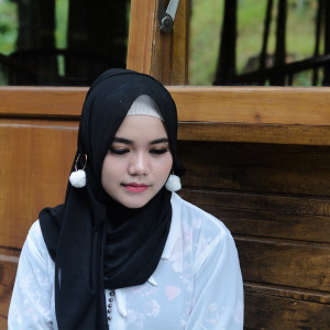 Dengarkan Emas Hantaran lagu dari Sri Fayola dengan lirik