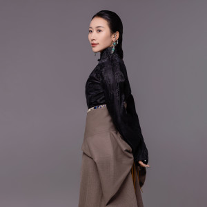 Listen to 玛卿新年之韵 song with lyrics from 杨静美朵