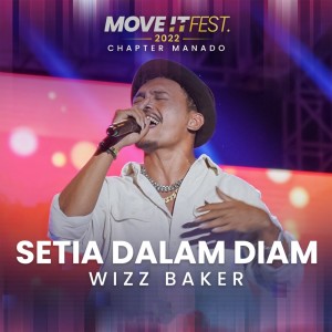 Dengarkan lagu Setia Dalam Diam (Move It Fest 2022 Chapter Manado) (Live) nyanyian Wizz Baker dengan lirik