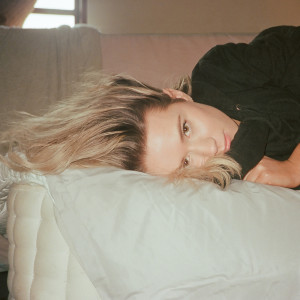 ดาวน์โหลดและฟังเพลง Stay พร้อมเนื้อเพลงจาก Hana Lili