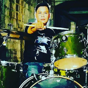 Listen to Tak Bisa Jauh Darimu song with lyrics from The Fans