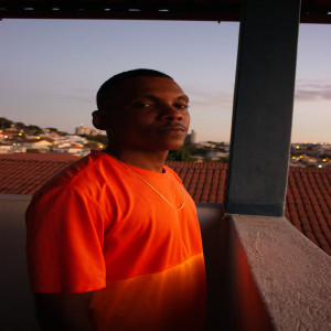 ดาวน์โหลดและฟังเพลง Mais Um พร้อมเนื้อเพลงจาก DN NA VOZ