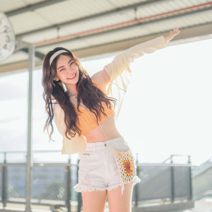 Dengarkan lagu รอยยิ้มของเธอ nyanyian PRIMYA dengan lirik