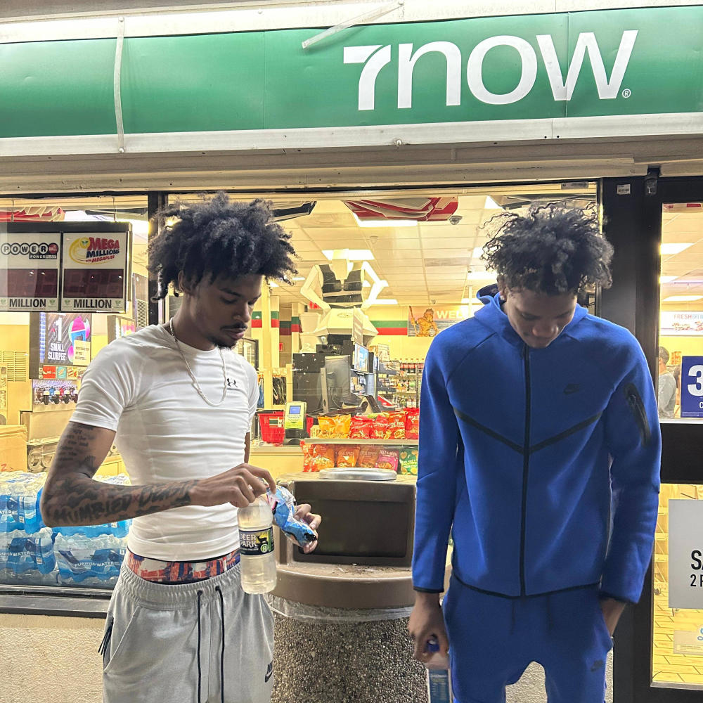 Pockets aint Skinny (feat. Cho!) (Explicit)
