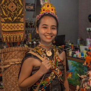 Dengarkan lagu Imuhun nyanyian Sheron Tan dengan lirik
