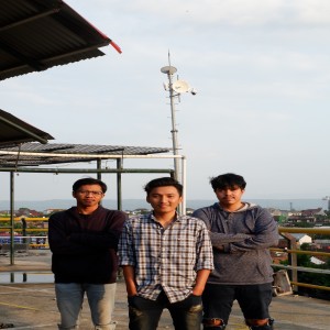 Dengarkan lagu Hey nyanyian Novadium dengan lirik