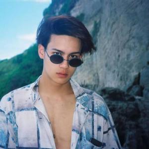 Listen to Jangan Gila Sama Ganteng song with lyrics from Ferdhy Ediyson