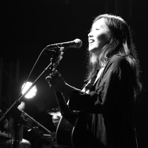 收听王娟的我和周静波 (Live)歌词歌曲