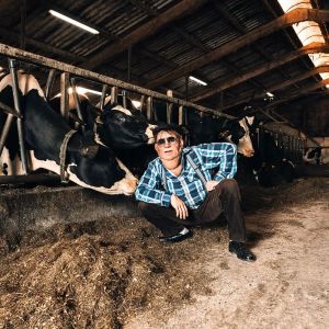 ดาวน์โหลดและฟังเพลง Ik Heb Koeien (Explicit) พร้อมเนื้อเพลงจาก Boer Harm