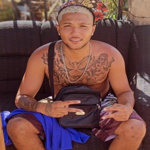 Dengarkan lagu ENTRETENIMENTO COM ELAS (Explicit) nyanyian MC CHZIM dengan lirik