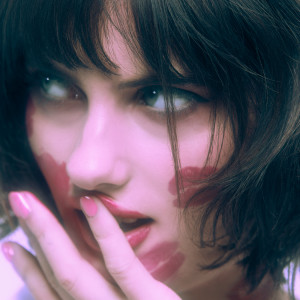ดาวน์โหลดและฟังเพลง makeout with a stranger พร้อมเนื้อเพลงจาก Emeline