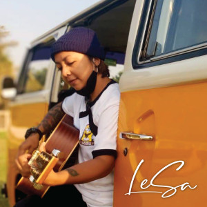 Dengarkan lagu Kau dan Aku nyanyian Lesa dengan lirik