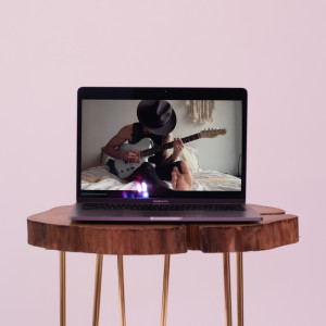 Dengarkan lagu Stay Home (A Quarantine Love Song) nyanyian Andy Suzuki dengan lirik