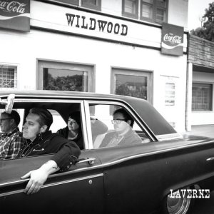 ดาวน์โหลดและฟังเพลง Rich People พร้อมเนื้อเพลงจาก Wildwood