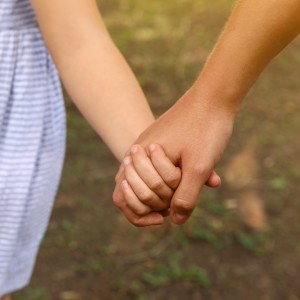 Dengarkan lagu 拉手手亲口口 (对唱版) nyanyian 常艳妮 dengan lirik