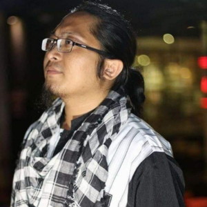 收听Badri Al Mubaroq的Orang Biasa歌词歌曲