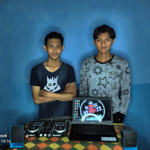 Dengarkan lagu Lolalemilo nyanyian Dj Komang Rimex dengan lirik