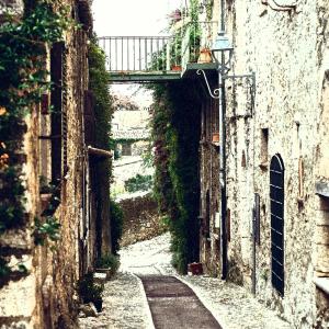 ดาวน์โหลดและฟังเพลง Angelitos Negros พร้อมเนื้อเพลงจาก Eartha Kitt