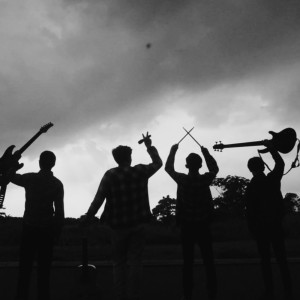 Dengarkan Yang Kurasakan lagu dari Lika Liku dengan lirik