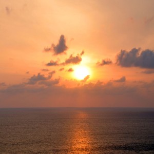 Listen to 좋은 멜로디, 마음에 평안함을 주는 힐링과 휴식을 위한 자연의 테라피 뉴에이지 클래식피아노 명상 15 - 아름다운 선율로 뇌근육 이완 song with lyrics from 테라피