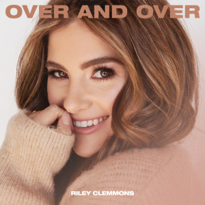 收聽Riley Clemmons的Over And Over歌詞歌曲