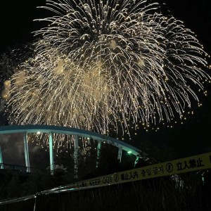 Listen to 逃避行 song with lyrics from Yxn KILA