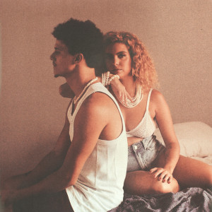 ดาวน์โหลดและฟังเพลง Calor Dobrado พร้อมเนื้อเพลงจาก Clara Valverde