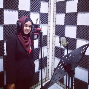 Listen to Hanya Dalam Mimpi song with lyrics from Risma Yunita