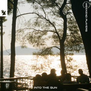 ดาวน์โหลดและฟังเพลง Into The Sun พร้อมเนื้อเพลงจาก Weekend Players