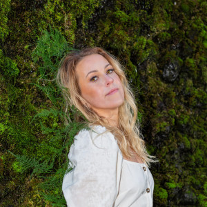 ดาวน์โหลดและฟังเพลง Hugarró พร้อมเนื้อเพลงจาก Rakel Páls
