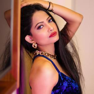 Listen to Dil Le Gayi Le Gayi song with lyrics from Diya Ghosh