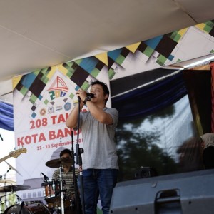 ดาวน์โหลดและฟังเพลง Merry พร้อมเนื้อเพลงจาก Newflins