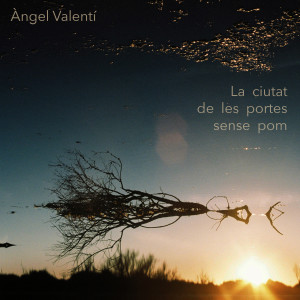 Listen to La Ciutat de les Portes Sense Pom song with lyrics from Àngel Valentí