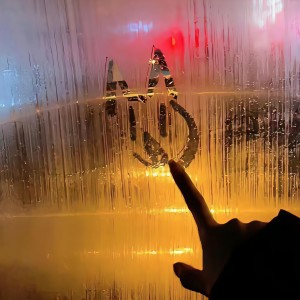 收聽赫本的貓的她眼眸中隱忍的是孤寂歌詞歌曲