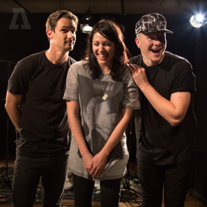 收听K.Flay的Make Me Fade (Audiotree Live Version)歌词歌曲