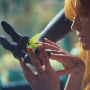 ดาวน์โหลดและฟังเพลง Hunger พร้อมเนื้อเพลงจาก Florence + the Machine