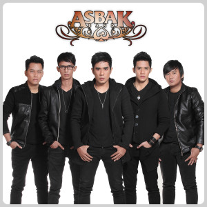 Dengarkan lagu Cinta Setengah Hati nyanyian Asbak Band dengan lirik