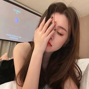 Dengarkan lagu 我偷了黄昏的酒 (棉袄姥爷版) nyanyian 我是阿格 dengan lirik