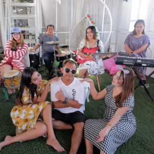 Listen to Tresno Jeru song with lyrics from Tutus