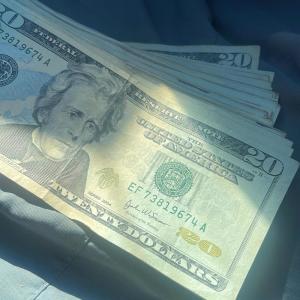 Dengarkan Dreams Of A Millionaire (Explicit) lagu dari Tmoney dengan lirik