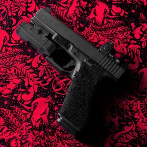 Dengarkan lagu Glock Seventeen nyanyian Fearro dengan lirik