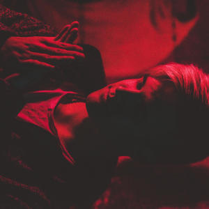 ดาวน์โหลดและฟังเพลง TOMORROWLAND พร้อมเนื้อเพลงจาก ROZELL